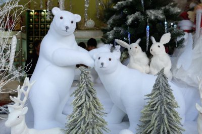 У різдвяних вітринах Чернівців - арктичні ведмеді та веселі сніговики (ФОТО)