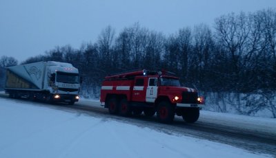 Буковинські рятувальники витягали вантажівки зі снігу