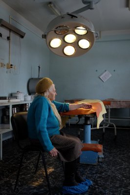 90-річній чернівчанці надають медичну допомогу при переломі (ФОТО)