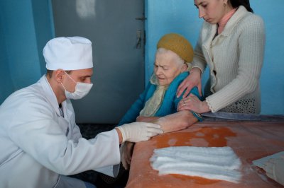 90-річній чернівчанці надають медичну допомогу при переломі (ФОТО)