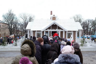 Біля новорічної ялинки їдять шашлики і п’ють глінтвейн (ФОТО)