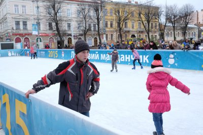 Біля новорічної ялинки їдять шашлики і п’ють глінтвейн (ФОТО)