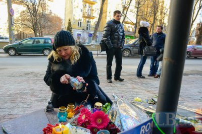 Кияни продовжують носити квіти і лампадки до французького посольства