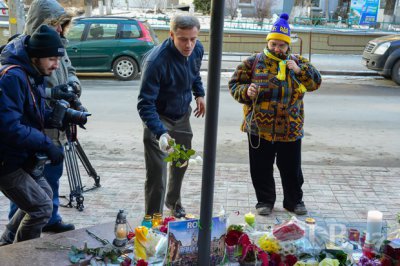 Кияни продовжують носити квіти і лампадки до французького посольства