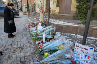 Кияни продовжують носити квіти і лампадки до французького посольства