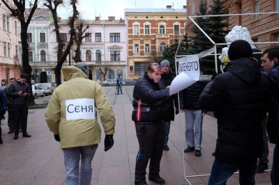 Студенти у Чернівцях презентували виставу проти політики уряду «Вкрадене світло» (ФОТО)