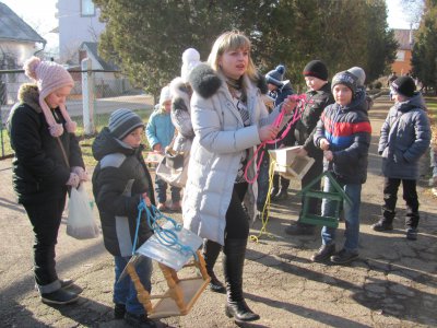 Школярі в Чернівцях власноруч виготовляють годівнички для птахів (ФОТО)