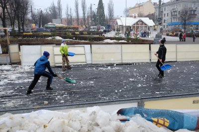 Ковзанку від Фірташа в Чернівцях уже розбирають (ФОТО)