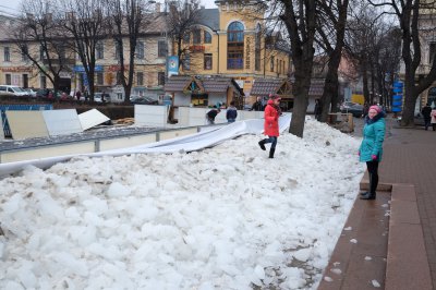 Ковзанку від Фірташа в Чернівцях уже розбирають (ФОТО)