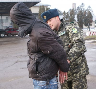 Через Буковину у вантажівці з котлами їхали нелегали з Азії в ЄС (ФОТО)