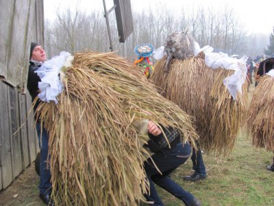 У Чернівцях у музеї просто неба танцювали коні та ведмеді (ФОТО)