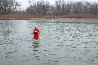 Чернівчани на Водохреще традиційно скупалися у крижаній воді (ФОТО)