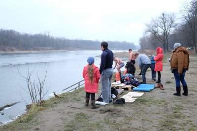 Чернівчани на Водохреще традиційно скупалися у крижаній воді (ФОТО)