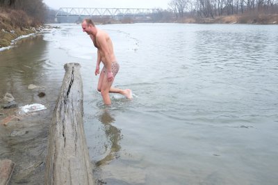 Чернівчани на Водохреще традиційно скупалися у крижаній воді (ФОТО)