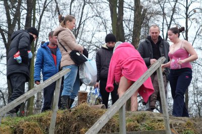 Чернівчани на Водохреще традиційно скупалися у крижаній воді (ФОТО)