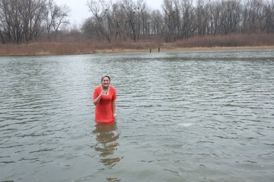 Чернівчани на Водохреще традиційно скупалися у крижаній воді (ФОТО)