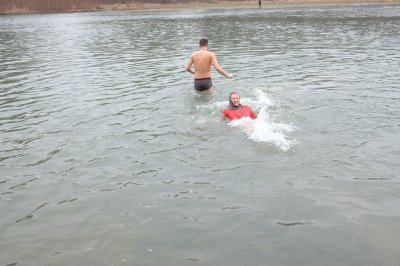 Чернівчани на Водохреще традиційно скупалися у крижаній воді (ФОТО)