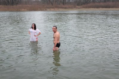 Чернівчани на Водохреще традиційно скупалися у крижаній воді (ФОТО)