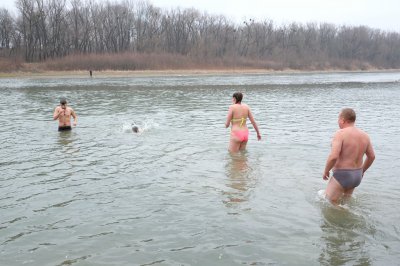 Чернівчани на Водохреще традиційно скупалися у крижаній воді (ФОТО)