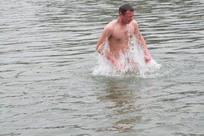 Чернівчани на Водохреще традиційно скупалися у крижаній воді (ФОТО)