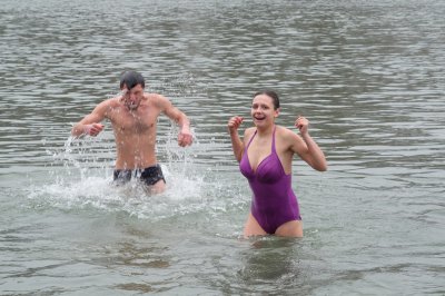 Чернівчани на Водохреще традиційно скупалися у крижаній воді (ФОТО)