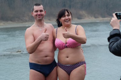 Чернівчани на Водохреще традиційно скупалися у крижаній воді (ФОТО)