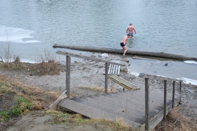 Чернівчани на Водохреще традиційно скупалися у крижаній воді (ФОТО)