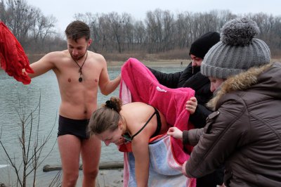 Чернівчани на Водохреще традиційно скупалися у крижаній воді (ФОТО)