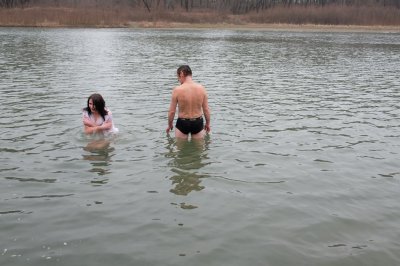 Чернівчани на Водохреще традиційно скупалися у крижаній воді (ФОТО)