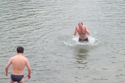 Чернівчани на Водохреще традиційно скупалися у крижаній воді (ФОТО)