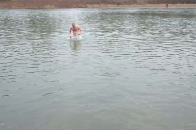 Чернівчани на Водохреще традиційно скупалися у крижаній воді (ФОТО)