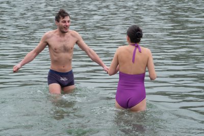 Чернівчани на Водохреще традиційно скупалися у крижаній воді (ФОТО)