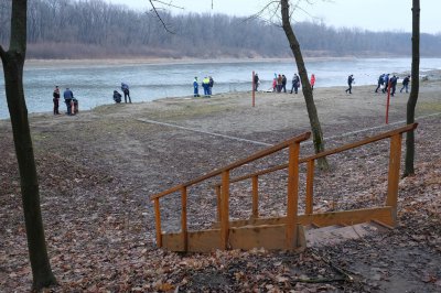 Чернівчани на Водохреще традиційно скупалися у крижаній воді (ФОТО)