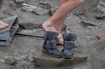 Чернівчани на Водохреще традиційно скупалися у крижаній воді (ФОТО)