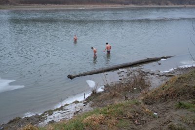 Чернівчани на Водохреще традиційно скупалися у крижаній воді (ФОТО)