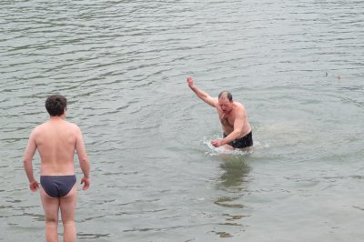 Чернівчани на Водохреще традиційно скупалися у крижаній воді (ФОТО)