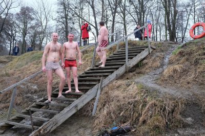 Чернівчани на Водохреще традиційно скупалися у крижаній воді (ФОТО)