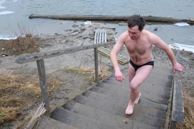 Чернівчани на Водохреще традиційно скупалися у крижаній воді (ФОТО)