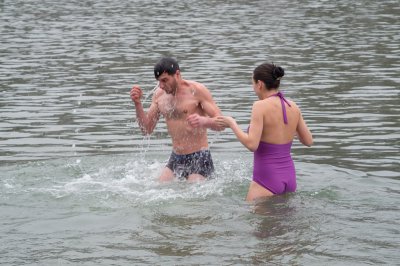 Чернівчани на Водохреще традиційно скупалися у крижаній воді (ФОТО)