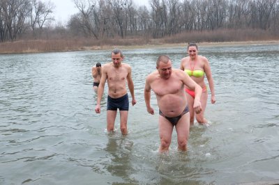 Чернівчани на Водохреще традиційно скупалися у крижаній воді (ФОТО)