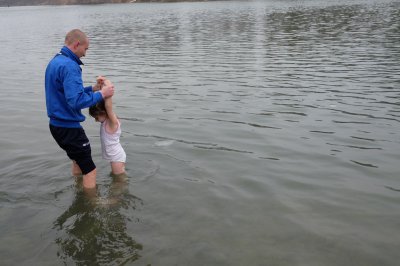 Чернівчани на Водохреще традиційно скупалися у крижаній воді (ФОТО)