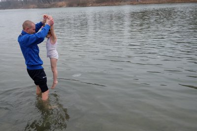 Чернівчани на Водохреще традиційно скупалися у крижаній воді (ФОТО)