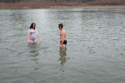 Чернівчани на Водохреще традиційно скупалися у крижаній воді (ФОТО)