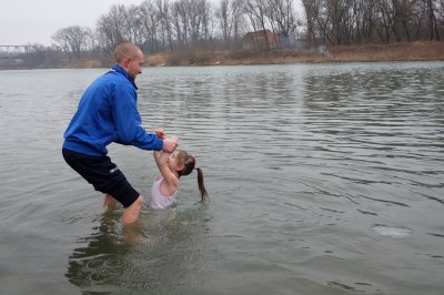 Чернівчани на Водохреще традиційно скупалися у крижаній воді (ФОТО)