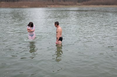 Чернівчани на Водохреще традиційно скупалися у крижаній воді (ФОТО)