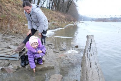 Чернівчани на Водохреще традиційно скупалися у крижаній воді (ФОТО)