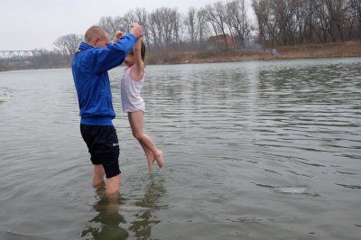 Чернівчани на Водохреще традиційно скупалися у крижаній воді (ФОТО)