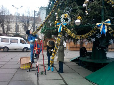 У Чернівцях розбирають новорічну ялинку (ФОТО)