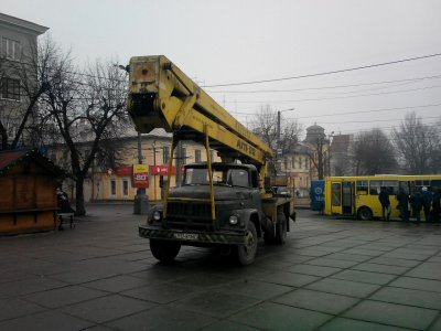 У Чернівцях розбирають новорічну ялинку (ФОТО)