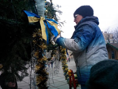 У Чернівцях розбирають новорічну ялинку (ФОТО)